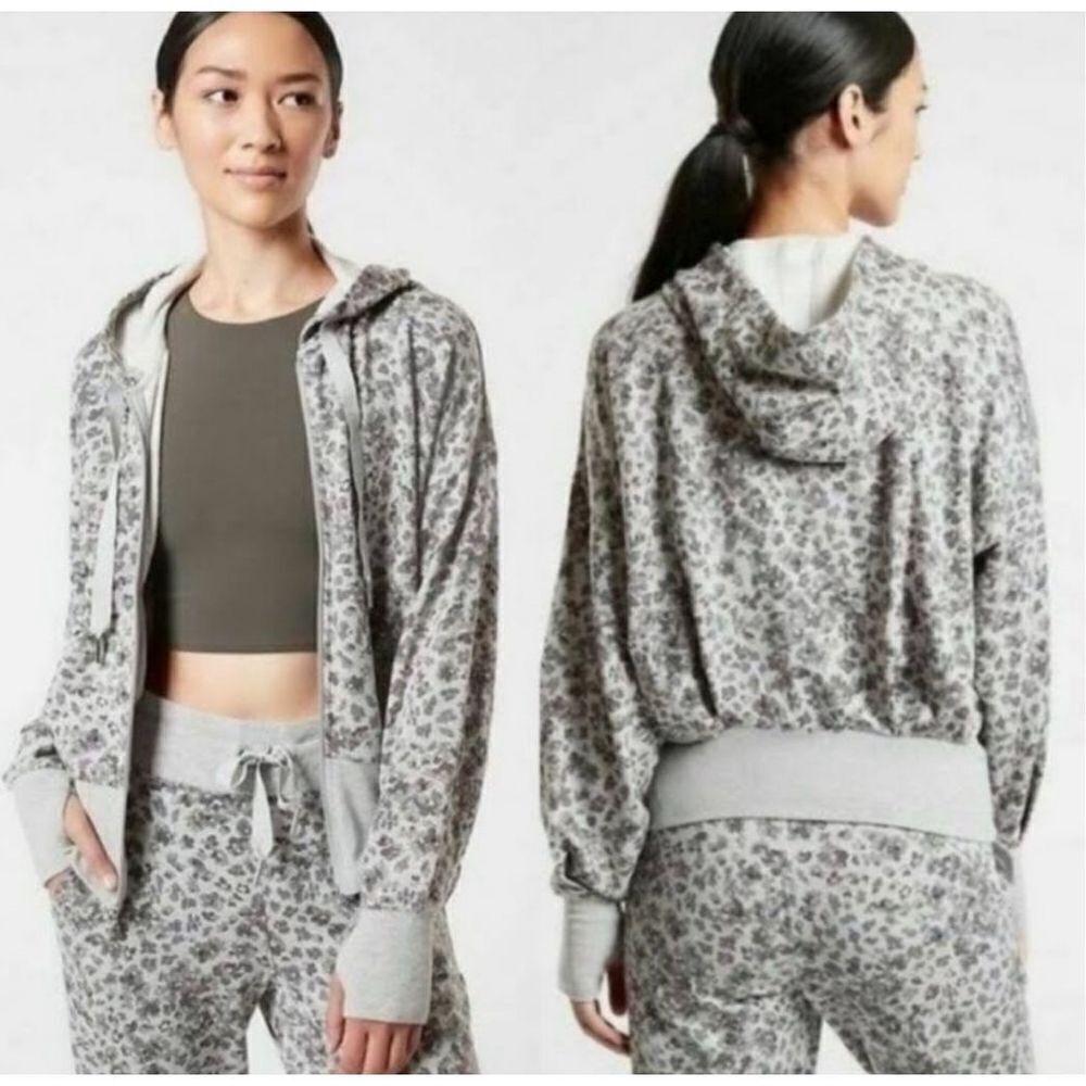 Athleta balance cropped gray leopard Athleisure jacket